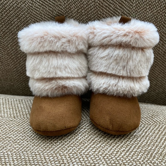 Infant Faux Fur Soft Sole Booties. Tan Brown W/Cream Colored Fur. Size 3-6 M. - Picture 1 of 12